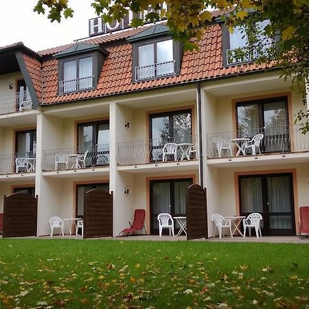 Landhotel Vierjahreszeiten บาด เคอนิกส์โฮเฟน อิม กราฟเฟลด์ ภายนอก รูปภาพ